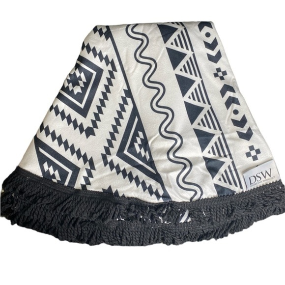 DSW Other - DSW Aztec Print Round Fringe Beach Blanket (Size:57”, Color:White/Black)